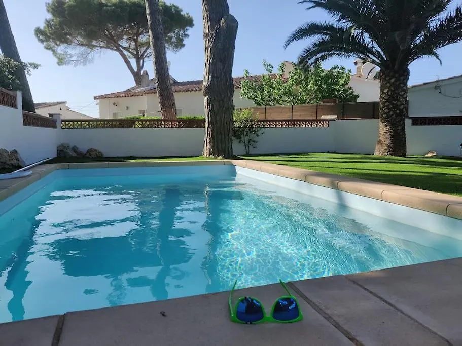 Casa A L'Escala Amb Jardi I Piscina Privada. Villa Holiday home